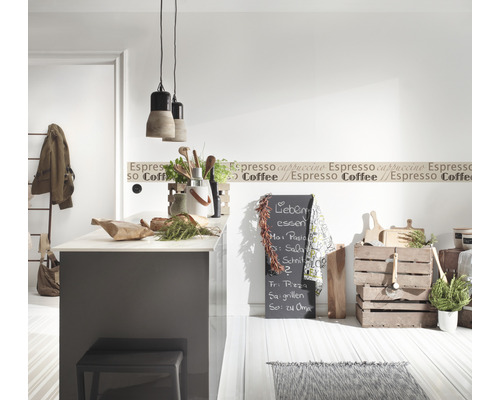 Cuisine claire avec îlot de cuisine, décoration et éclairage pour une atmosphère chaleureuse