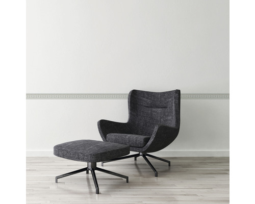 Fauteuil moderne avec repose-pieds et base pivotante.