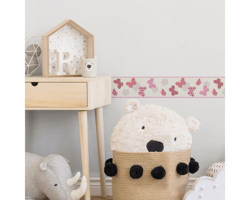 Chambre d''enfant avec bordure à motif papillon et meubles en bois