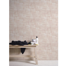 Helle Holzbank mit Pflegeprodukten vor einer Wand mit Holzoptik Tapete