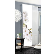 Panneau coulissant décoratif avec motif floral dans une pièce meublée moderne.