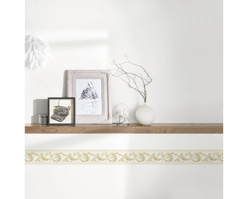 Bordure décorative avec motif floral sur un mur