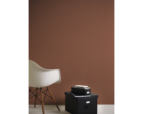 Zimmer mit Wandfarbe, Stuhl und Aufbewahrungsboxen