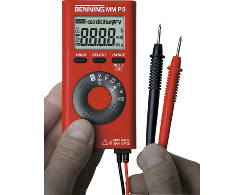 Multimètre numérique Benning MM P3 avec cordons de mesure dans la main