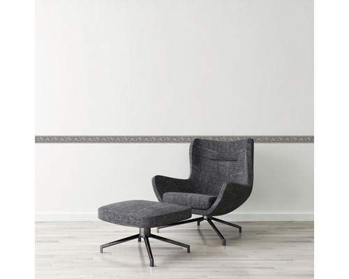 Intérieur avec bordure décorative et fauteuil avec repose-pieds