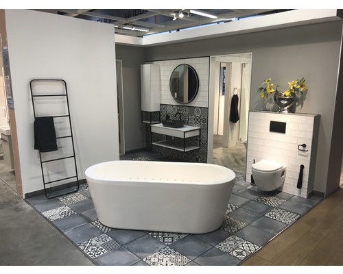 Badezimmerausstellung mit freistehender Badewanne, Waschtisch, Toilette und Handtuchhalter