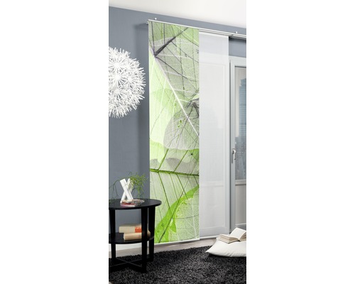 Panneau de rideau coulissant décoratif avec motif végétal dans une pièce lumineuse.