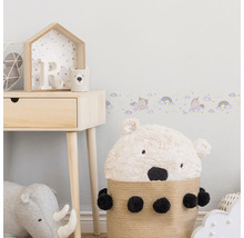 Chambre d''enfant avec bordure licorne, commode en bois et jouets