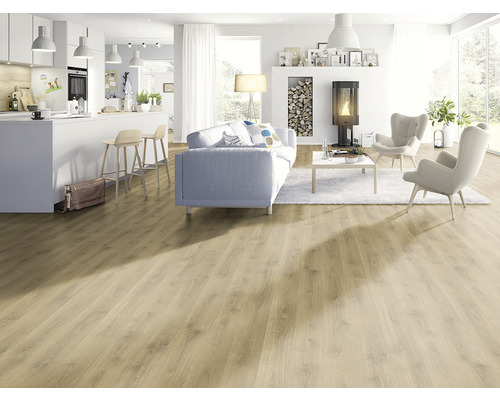 Espace de vie lumineux avec sol stratifié, canapé, fauteuils et poêle à bois