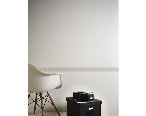 Ambiance de pièce avec chaise, bordure murale et boîtes de rangement