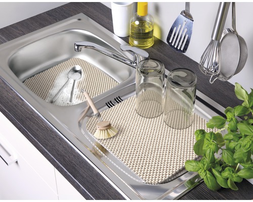 Edelstahlspüle mit Spülbeckeneinlage, Gläsern, Geschirr und Spülbürste