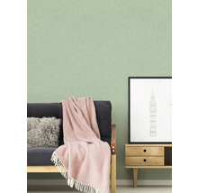 Wohnzimmer mit strukturierten Tapeten und einem minimalistischen Design