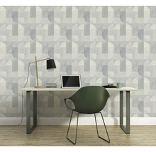 Büro mit geometrischer Tapete, Schreibtisch, Lampe und Stuhl