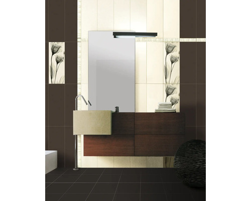 Modernes Badezimmer mit Waschbecken, Spiegel und dunklen Fliesen