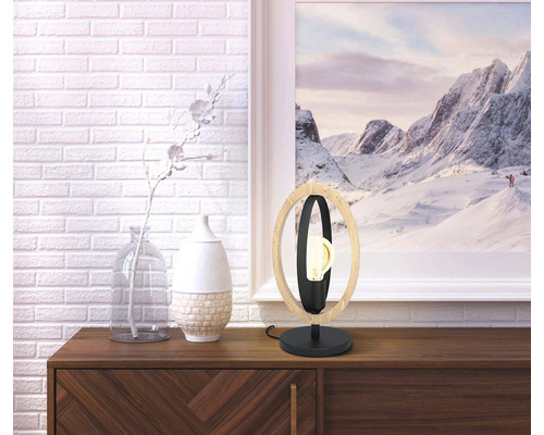 Lampe de table décorative en bois et métal sur un buffet