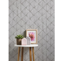 Scène avec un papier peint gris tridimensionnel, une table d''appoint, une plante, une photographie et des maisons décoratives