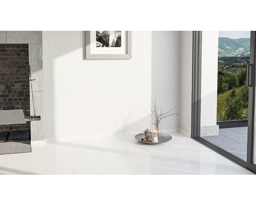 Heller Raum mit weißen Bodenfliesen, Mauerwerk und Fenster zur Natur