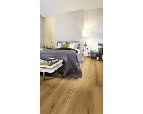 Chambre avec plancher en bois, lit et table d''appoint