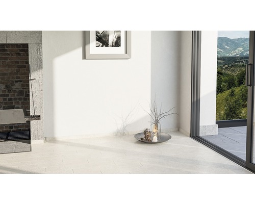 Pièce claire avec carrelage, porte de terrasse et décoration
