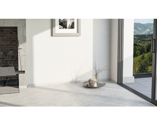 Pièce claire avec carrelage, porte de terrasse et décorations