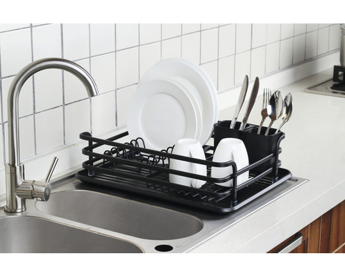 Geschirrabtropfgestell aus Metall mit Geschirr auf einer Spüle