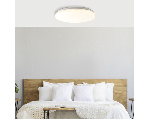 Deckenleuchte über einem Schlafzimmer mit Bett und Nachttischen