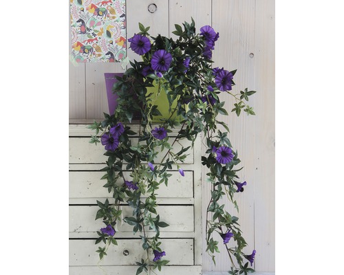 Plante artificielle de clématite décorative avec des fleurs violettes en pot sur une commode