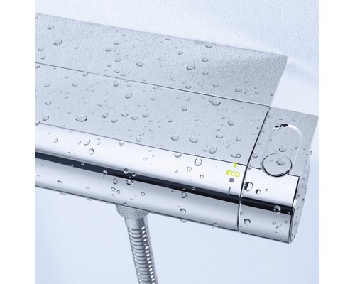 Thermostat-Brausearmatur mit Eco-Funktion und Wasserspritzern.