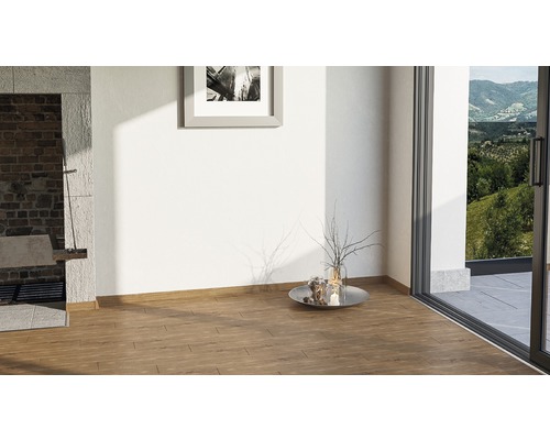 Pièce lumineuse avec parquet, décoration et vue sur la verdure