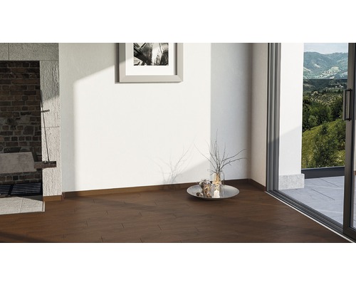 Espace de vie avec parquet en motif à chevrons, tableau et fenêtre