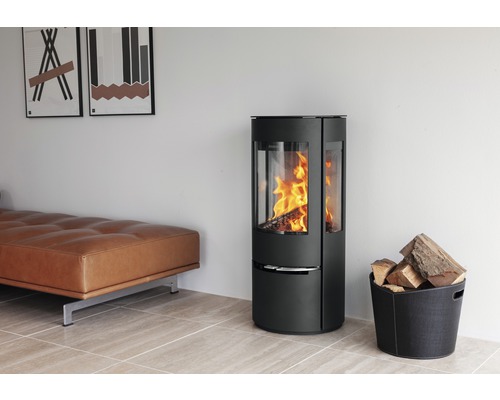 Poêle à bois avec panier à bûches dans un espace de vie