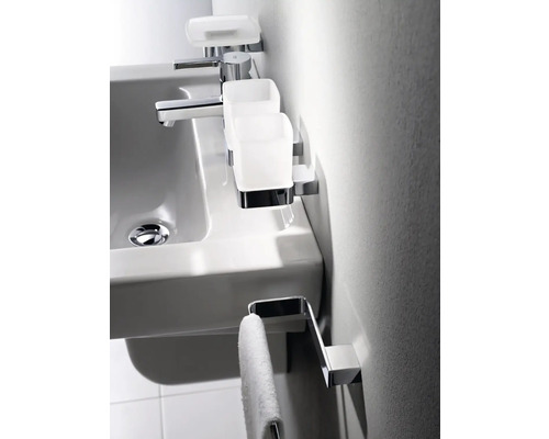 Waschbecken mit Armatur, Seifenschale, Zahnputzbecher und Handtuchhalter