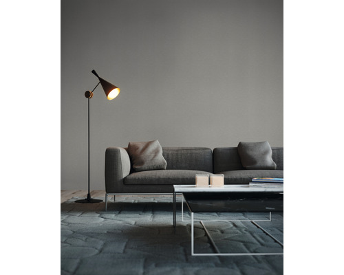 Wohnzimmer mit Sofa, Couchtisch und Stehlampe