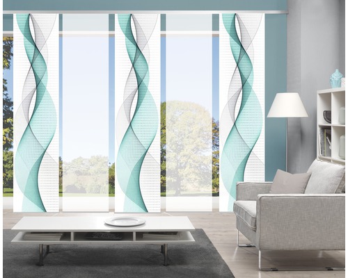 Salon avec rideaux coulissants à motif ondulé devant une fenêtre