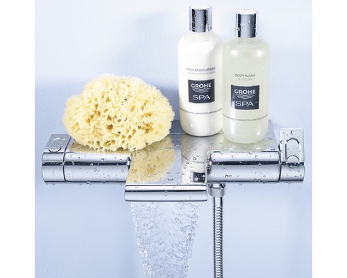 Robinet de douche avec éponge, gel douche et lotion pour le corps