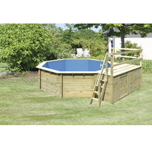 Achteckiger Holzpool mit Leiter und Plattform im Garten