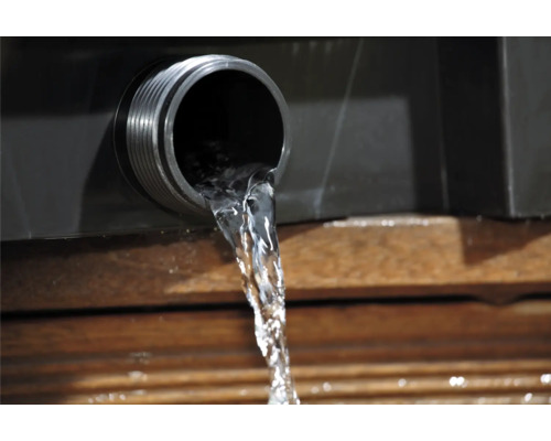 L''eau s''écoule d''un tuyau d''évacuation