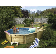 Achteckiger Holzpool mit Familie im Garten