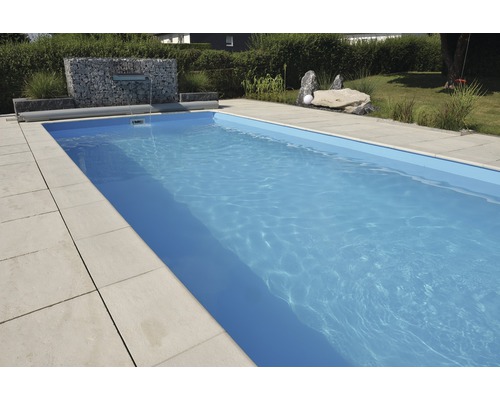 Piscine avec jeux d''eau et rocaille en arrière-plan