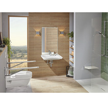 Badezimmer mit Toilette, Waschbecken, Spiegel und Dusche