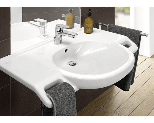 Vasque avec robinet et serviettes dans la salle de bain