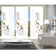Salon avec rideaux coulissants à motifs floraux pour la décoration des fenêtres