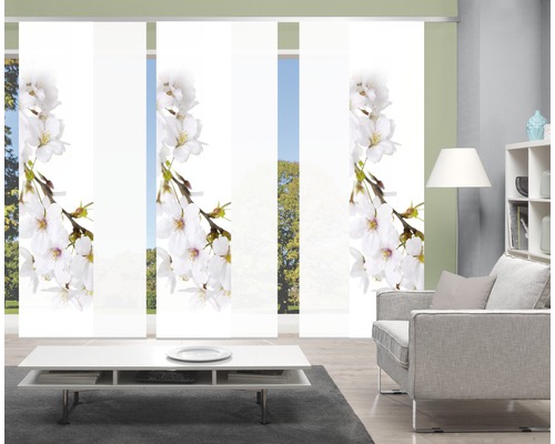 Salon avec rideaux coulissants à motifs floraux pour la décoration des fenêtres