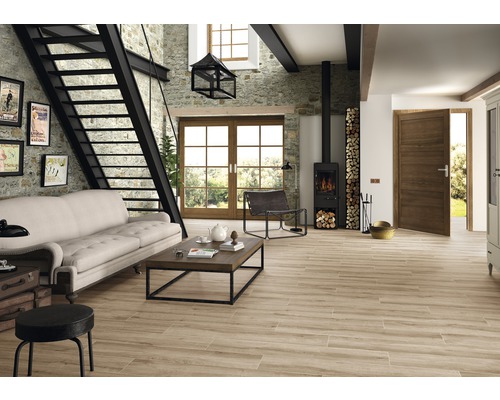 Heller Wohnraum mit Steintreppe, Kaminofen und Holzfliesenboden für ein wohnliches Ambiente