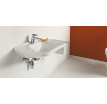Waschbecken mit Armatur und Handtuchhalter im Badezimmer