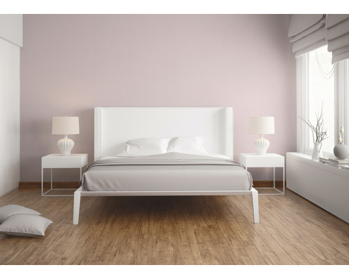 Chambre lumineuse avec lit double, tables de chevet et lampes