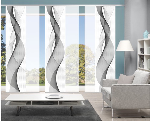 Salon avec rideaux coulissants à motif ondulé devant la fenêtre