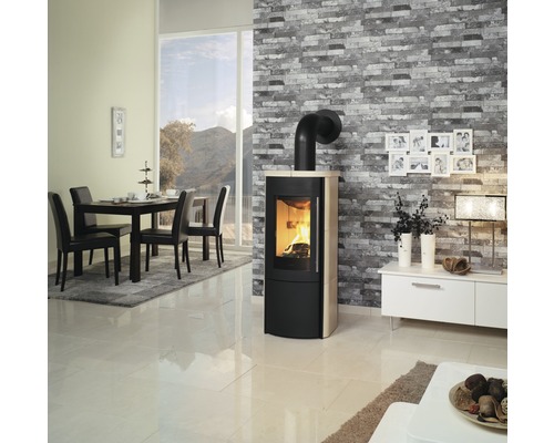 Helle Wohnungseinrichtung mit Kaminofen, Esstisch und Sideboard