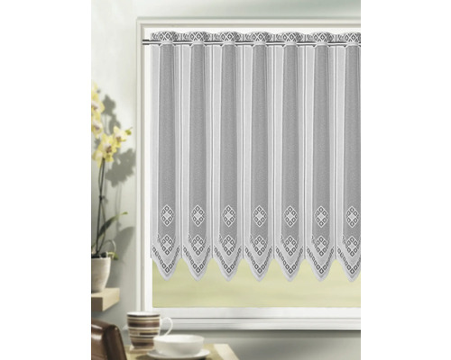 Fensterdekoration mit weißem, transparentem Stoff und Muster