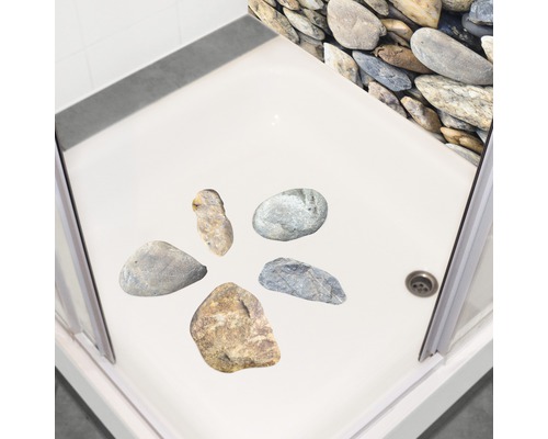 Douche avec motifs de galets sur le sol et le mur